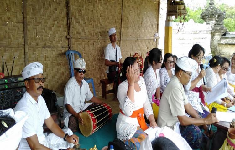 Sekaa Pesantian dan Geguntangan Parahita Karana "ngaturang ayah" di Pura Gunung Payung